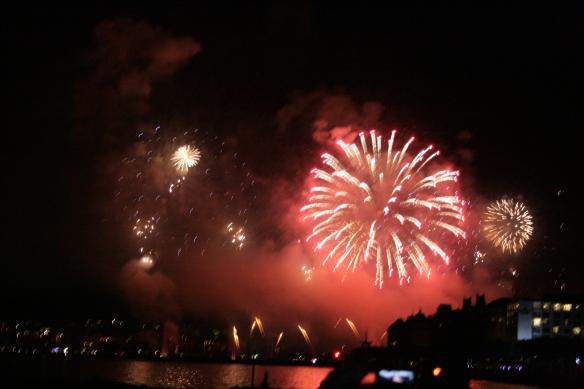 Fireworks-over-lake-Geneva